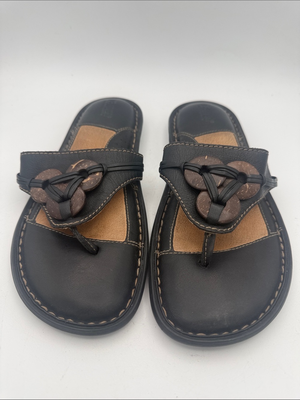 Women’s Born Handcrafted black leather thong flip-flop sandals sz 9